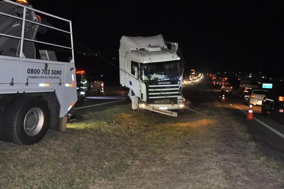 Acidente entre carreta e carro provoca congestionamento na SP-75