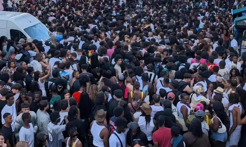 145 Pessoas Perfuraram Estrias em Festival de Música na França