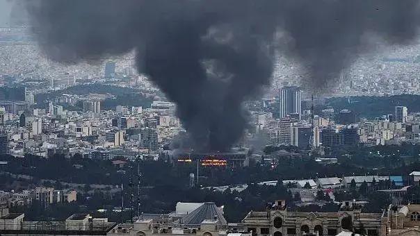 Ataque israelense à emissora iraniana deixa mortos em Teerã