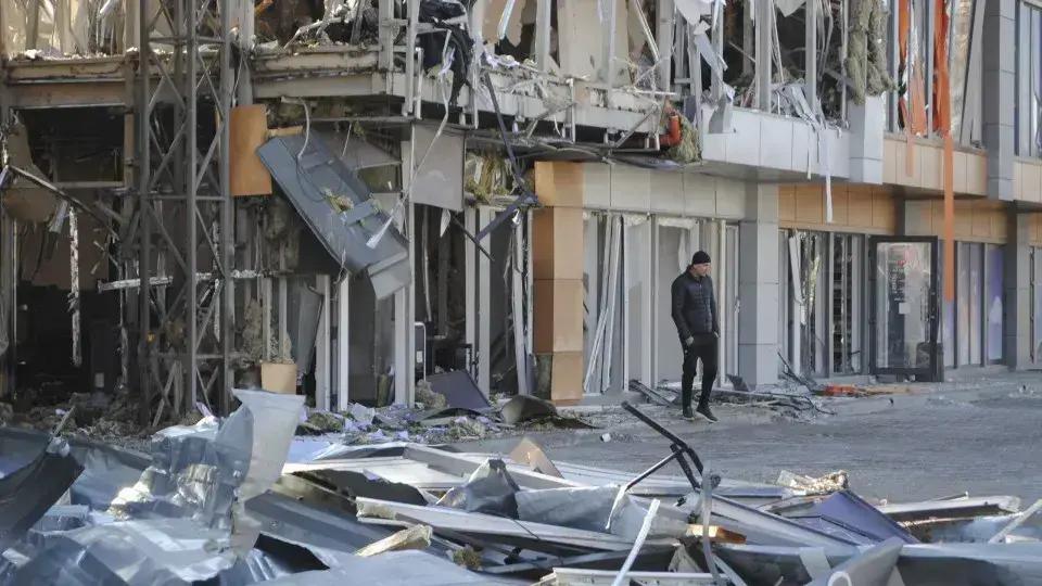 Ataques de drones russos deixam vítimas em Odessa e elevam tensões na Ucrânia