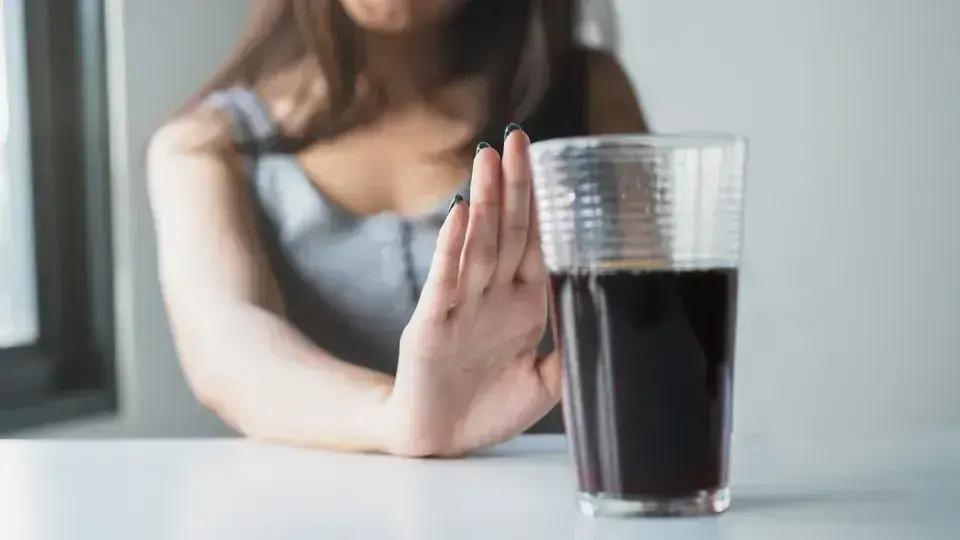 Bebidas que aceleram o envelhecimento da pele e impactam sua saúde