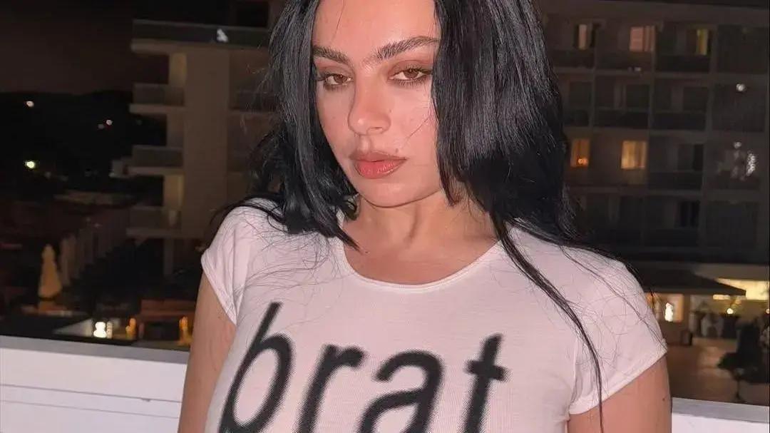 Charli XCX confronta críticas sobre autotune e defende sua arte autêntica