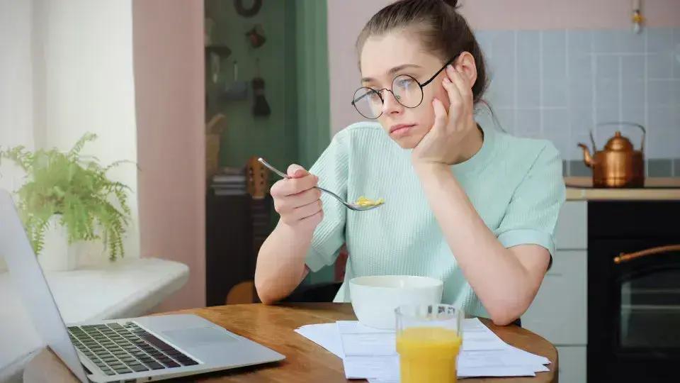 Descubra Hábitos que Podem Desacelerar Seu Metabolismo e Como Corrigi-los