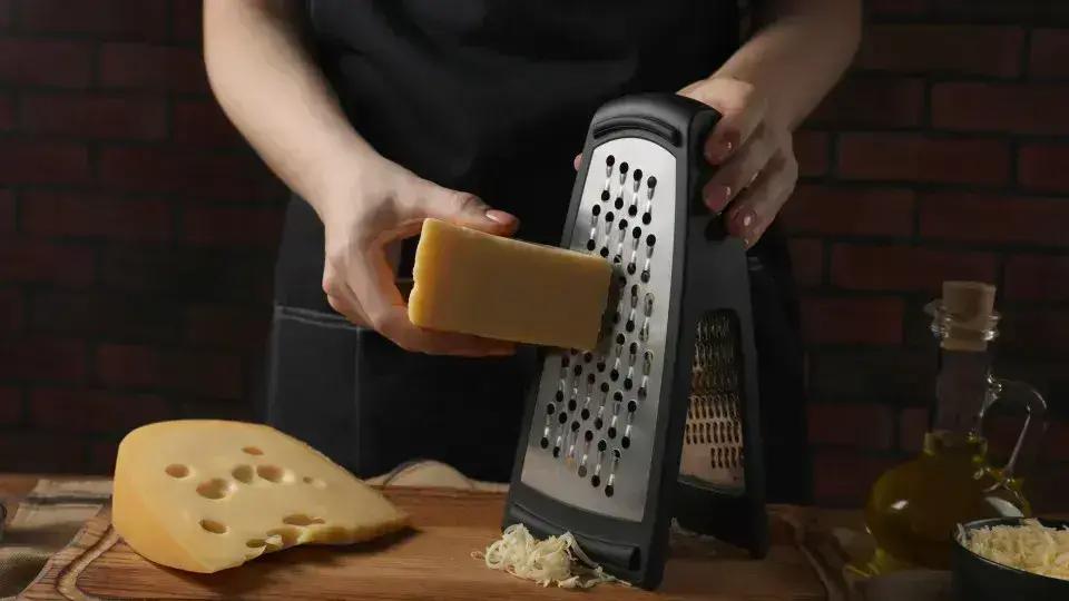 Descubra o Truque Que Facilita Ralar Queijo Sem Cortes