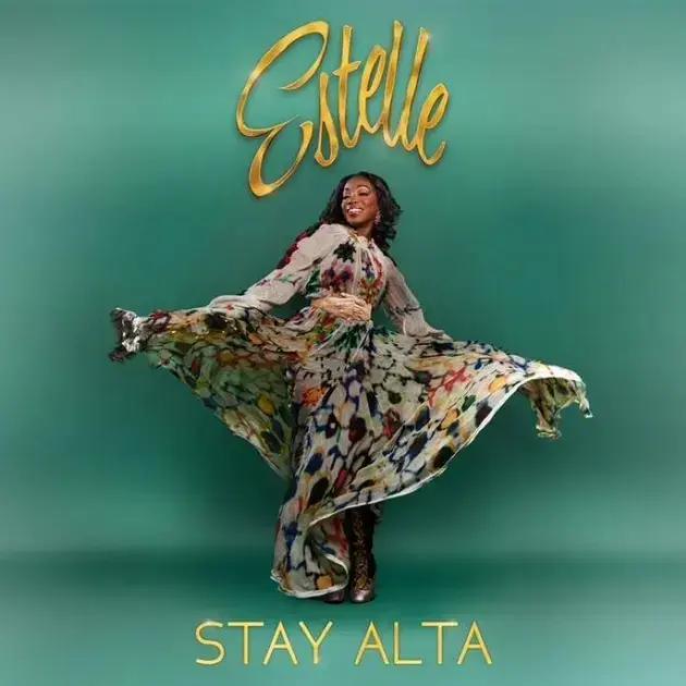 Estelle orquestra impacto musical em seu novo álbum Stay Alta