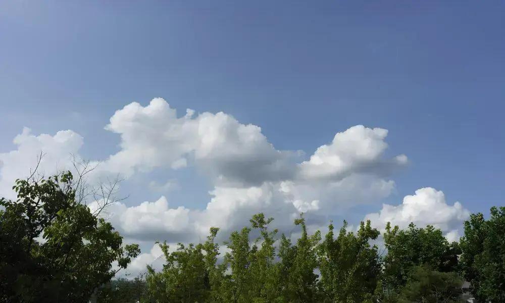 Itu Sob o Céu Azul: Como Uma Quarta-feira Ensolarada Revela as Belezas e Desafios do Clima Urbano