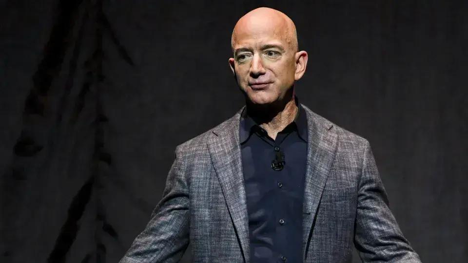Jeff Bezos e Lauren Sánchez Celebram com Festa de Espuma em Iate Estiloso
