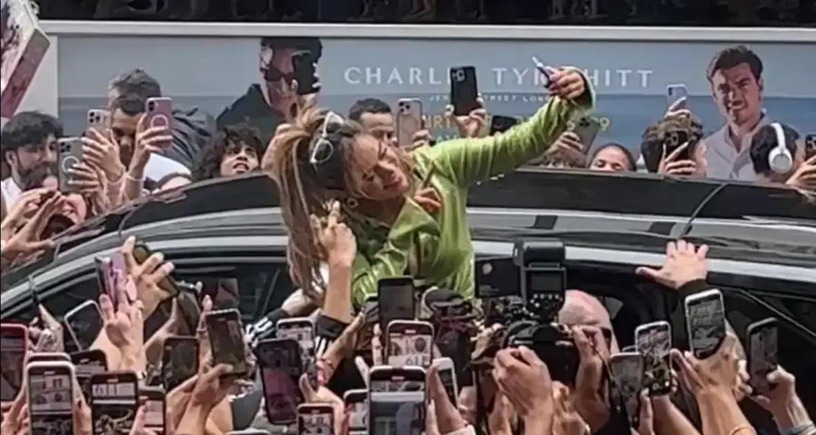 Karol G atrai multidão em abertura de pop-up em Nova York com merchandising do novo álbum