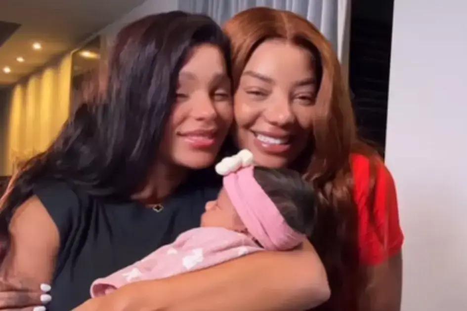 Ludmilla e Brunna Gonçalves mostram o rosto da filha pela 1ª vez; veja