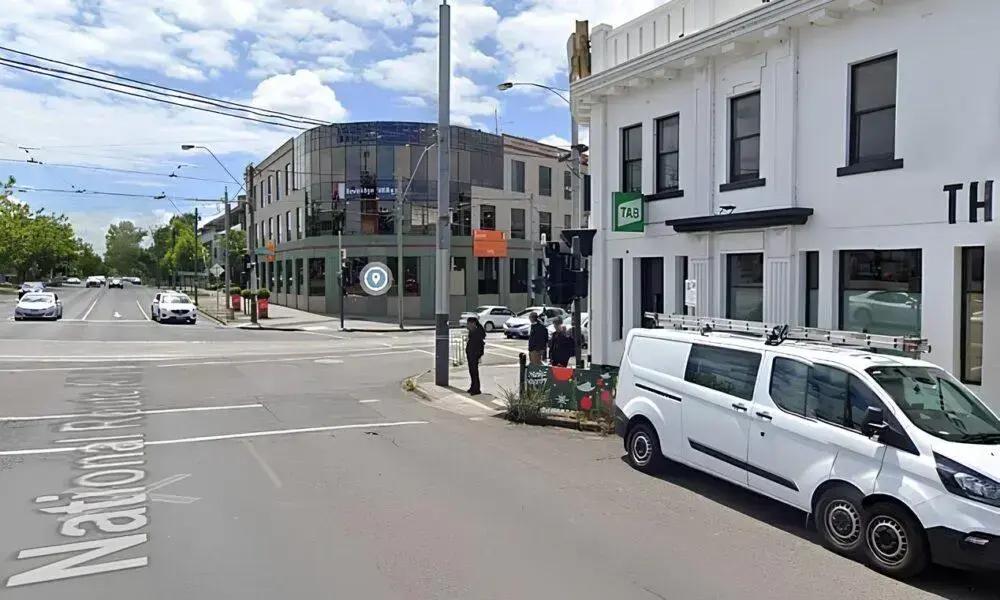 Mais de 10 Pessoas Presas em um Nevoeiro de Confusão em Melbourne