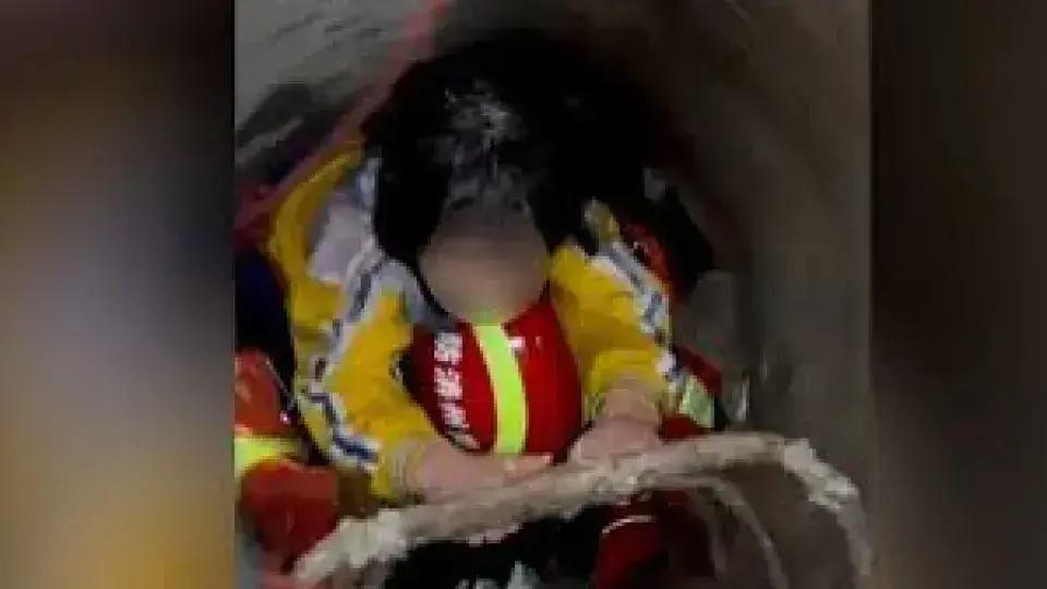 Menina de 8 Anos Resgatada Após Sete Horas Presa em Esgoto na China