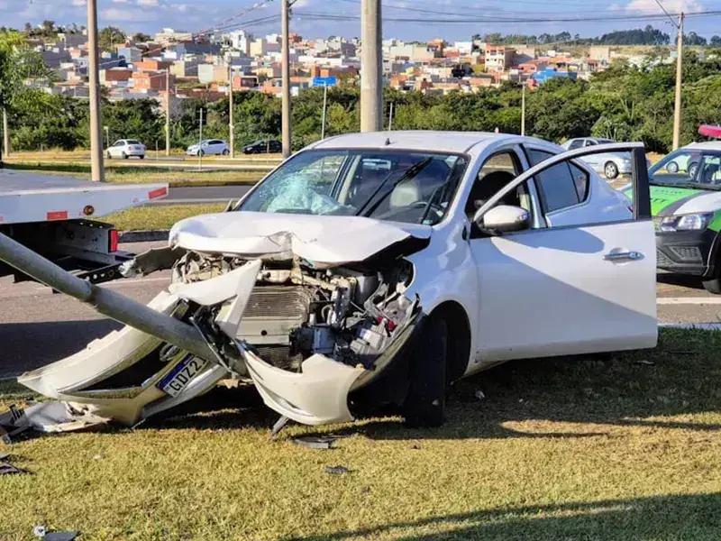 Motociclista fica gravemente ferido após colisão com carro que desvia e atinge poste