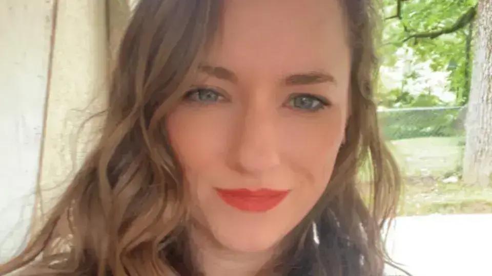 Mulher Desaparecida Aparece em Posto de Combustível e é Detida em Arkansas