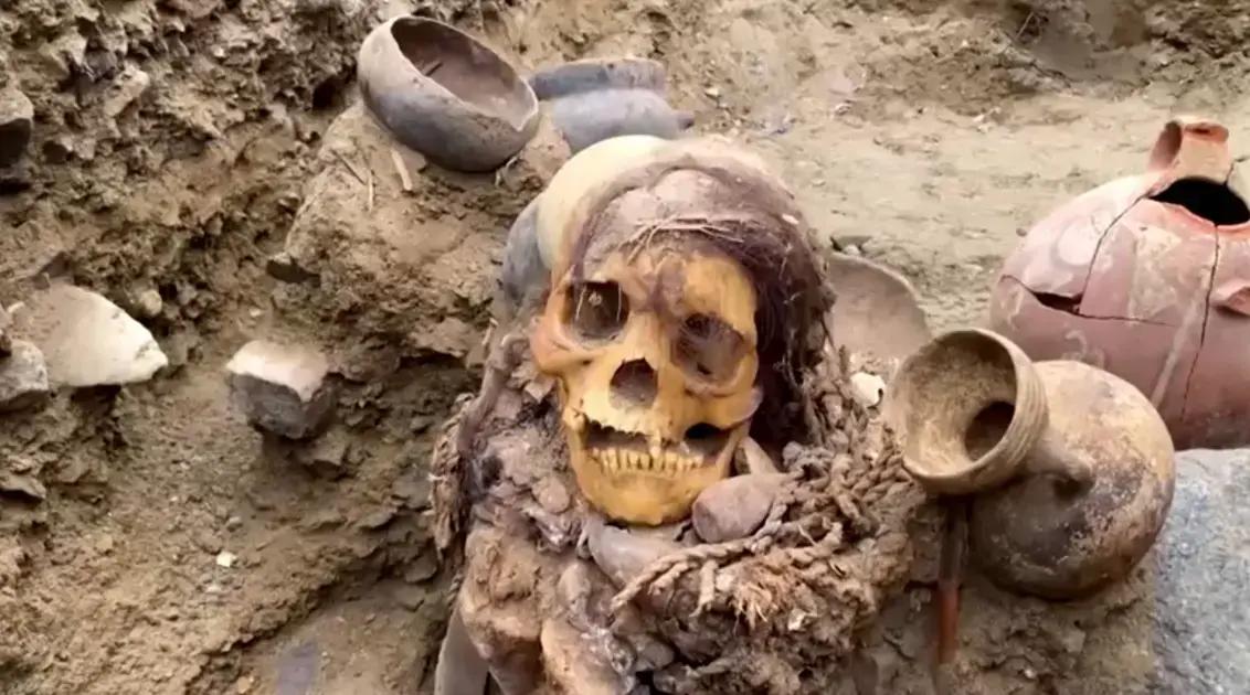 Múmia Milenar Encontrada Durante Obras de Oleoduto no Peru