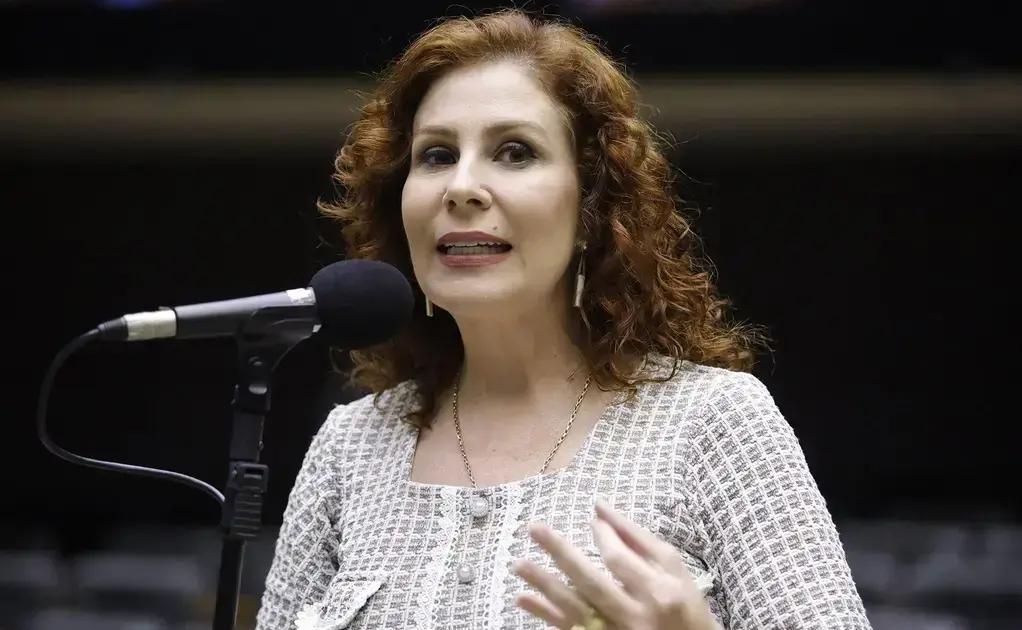 Polícia Federal solicita inclusão de Carla Zambelli na lista da Interpol