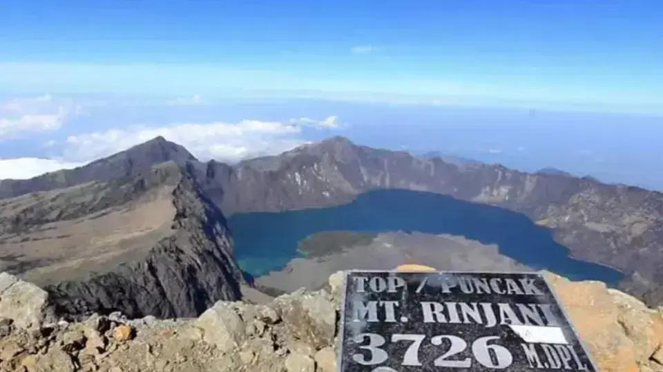 Resgate de aventura no Monte Rinjani: turista é salvo após escorregar em trecho perigoso