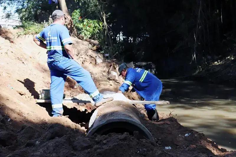 SAAE Conserta Coletor-Tronco de Esgoto no Córrego do Ajudante