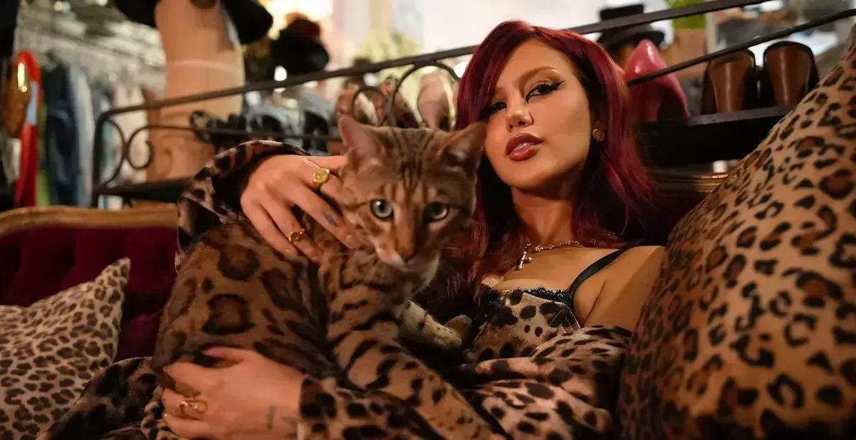 Sofia inicia nova fase na carreira musical com single bilíngue e forte conexão com o público brasileiro