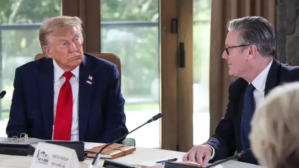 Trump e Starmer assinam novo acordo comercial entre EUA e Reino Unido