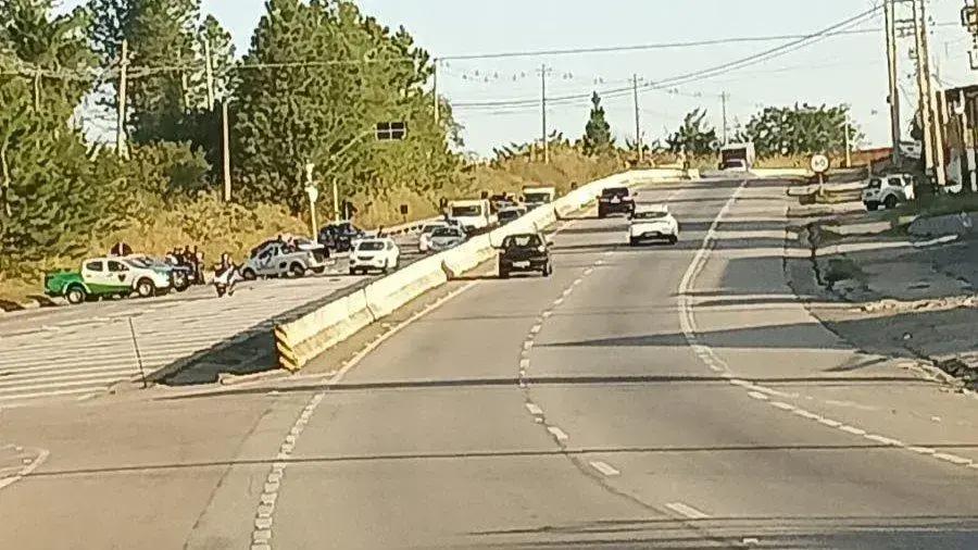 Acidente na SP-79 com situação inusitada envolve pessoa no capô e causa interrupção