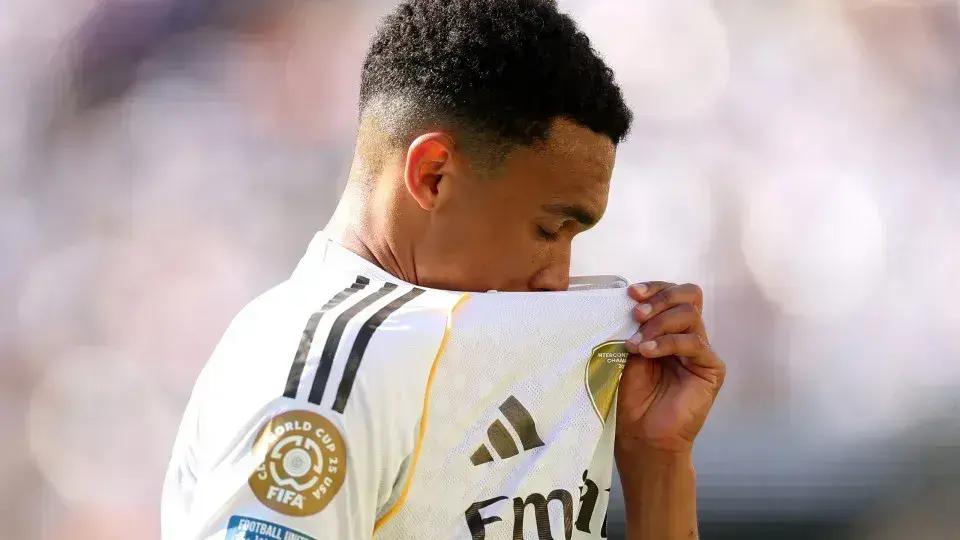 Alexander-Arnold Chora a Morte de Diogo Jota em Momento Emocionante no Futebol Mundial