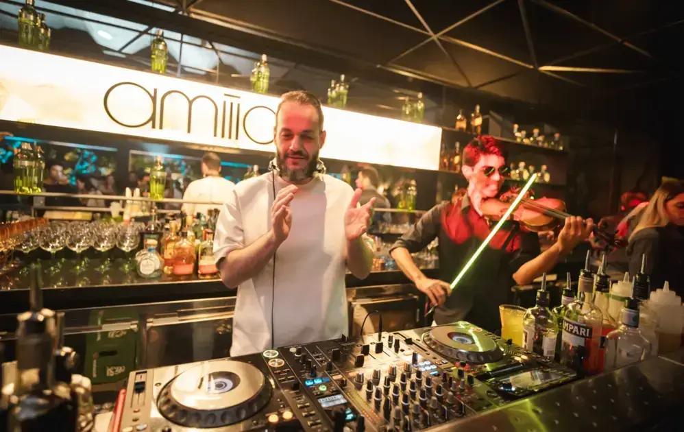 Amiiici Show Bar traz experiência inédita de música, gastronomia e coquetelaria em Sorocaba
