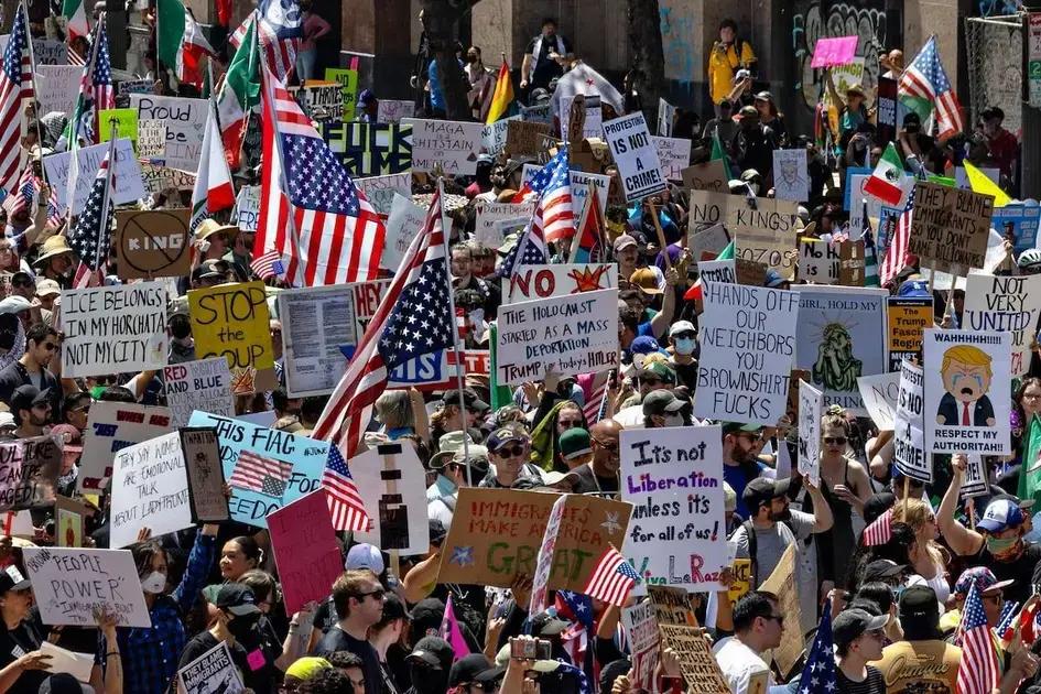 Aumento no apoio à imigração nos EUA desafia políticas rígidas, revela pesquisa e muda o cenário político