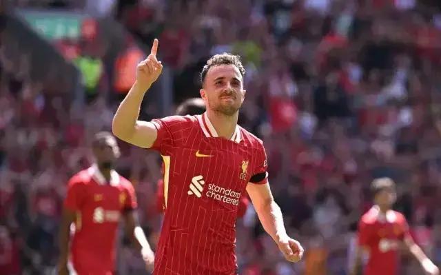 Camisas aposentadas no futebol mundial revelam histórias e homenagens marcantes