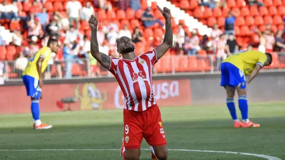 Futebol em alta: temporada de grandes transferências e jogos históricos