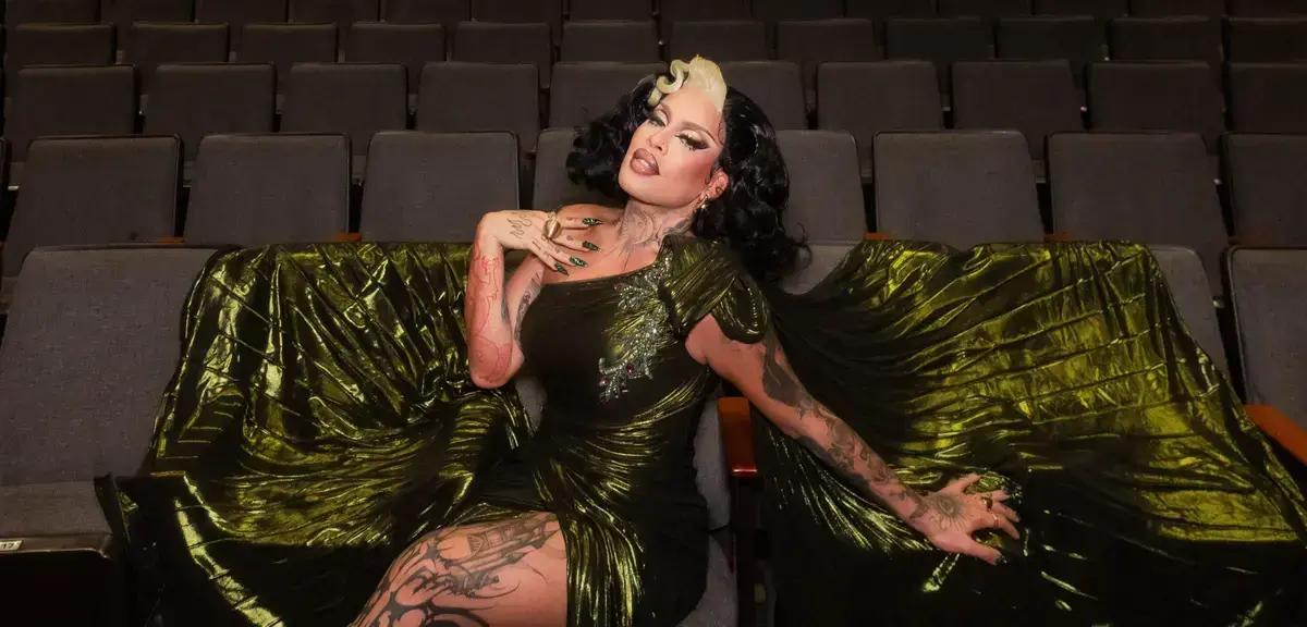 Gloria Groove faz história ao interpretar Madame Morrible em Wicked no Brasil