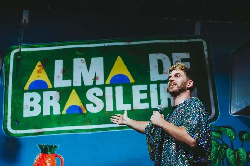 Humor e teatro se destacam em Salto com show de Paul Cabannes e eventos culturais