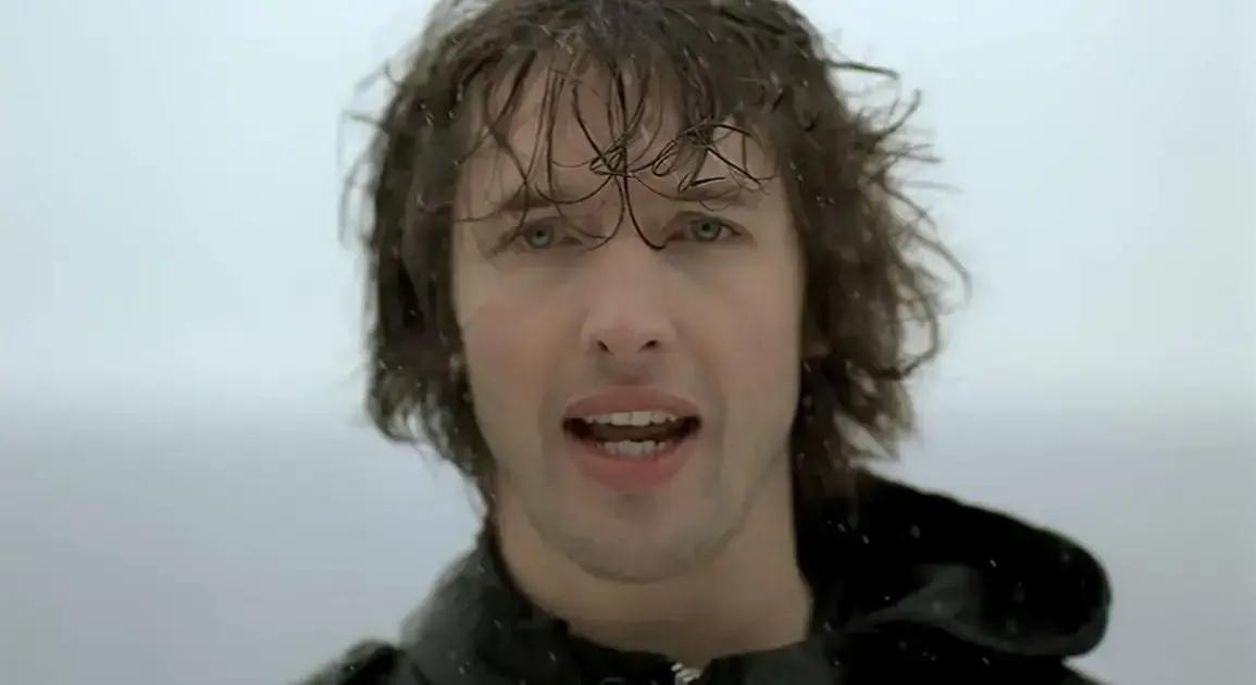 James Blunt celebra 20 anos de sucesso de You're Beautiful com humor e conquistas