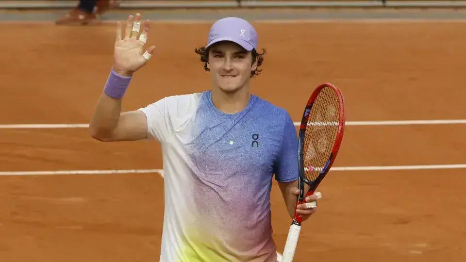 João Fonseca aposta na força do saque para conquistar vaga na terceira rodada de Wimbledon