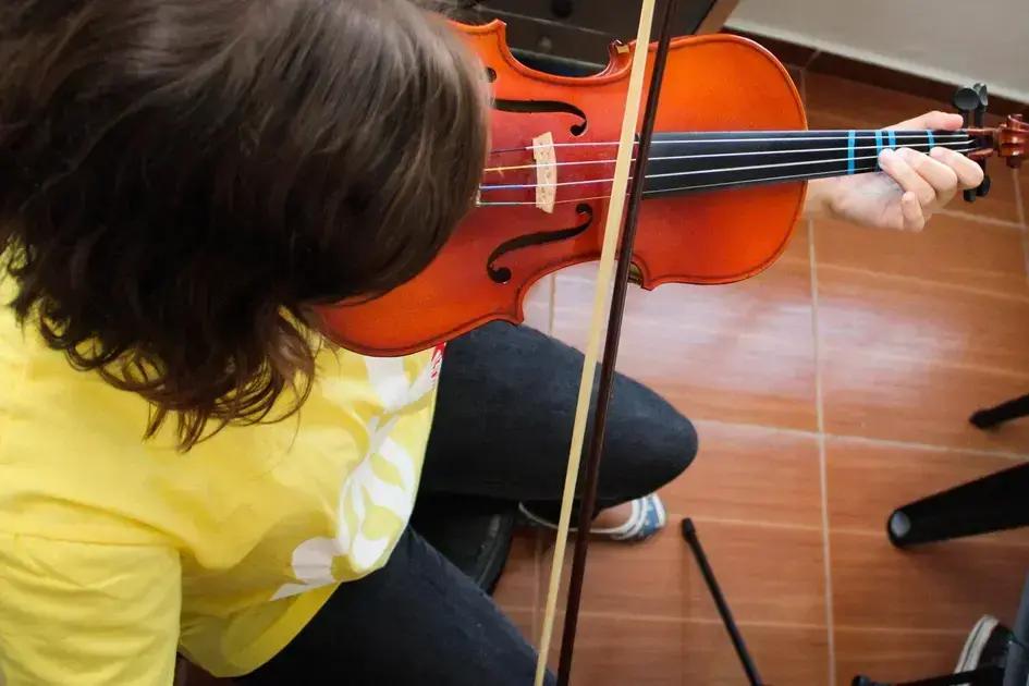 Mudanças na política: fechamento de polos do Projeto Guri e impacto na educação musical