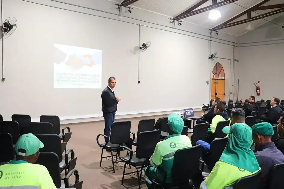 Treinamento de poda de árvores aprimora equipes da Prefeitura de Salto