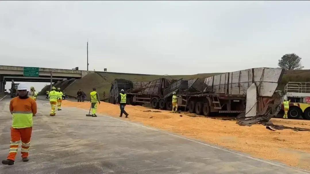 Acidente com milho tombado na rodovia interrompe tráfego e causa caos