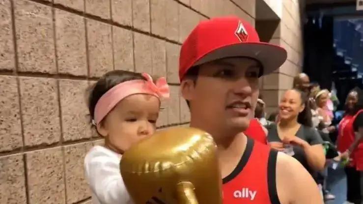 Bebê conquista público na WNBA ao dar seus primeiros passos na corrida de engatinhar