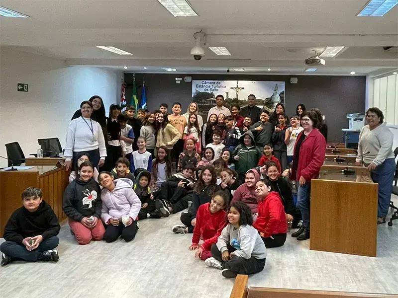 Câmara de Salto recebe visita de alunos do CEMUS IV para aproximar estudantes do Poder Legislativo