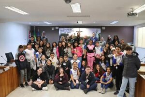 Cemus IV realiza visita à Câmara de Salto e simula sessão de votação escolar