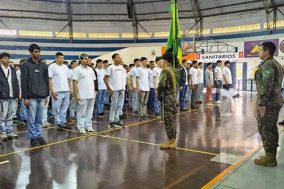 Cerimônia de entrega de certificados de dispensa e juramento à bandeira em Salto