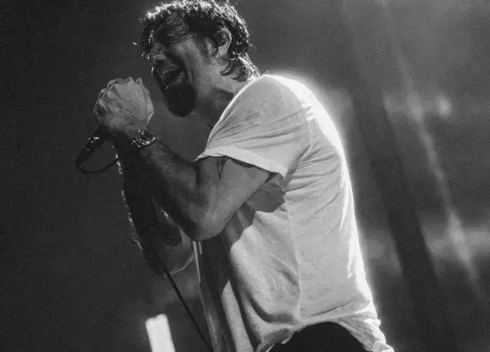 Deftones traz novo álbum 'private music' com foco nas raízes e experimentações sonoras
