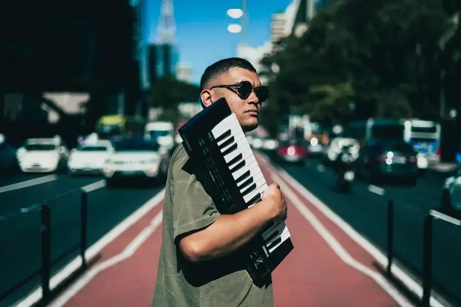 Deusnir Souza em parceria com Tássia Reis lança single que revela talento e inovação na música brasileira