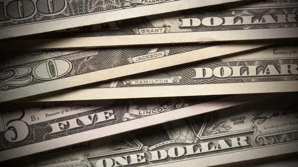 Dólar em queda: tarifas dos EUA e inflação brasileira afetam mercado cambial