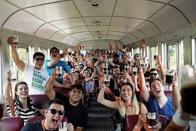 Experiência única de degustação de cervejas artesanais a bordo de um trem na região de São Paulo