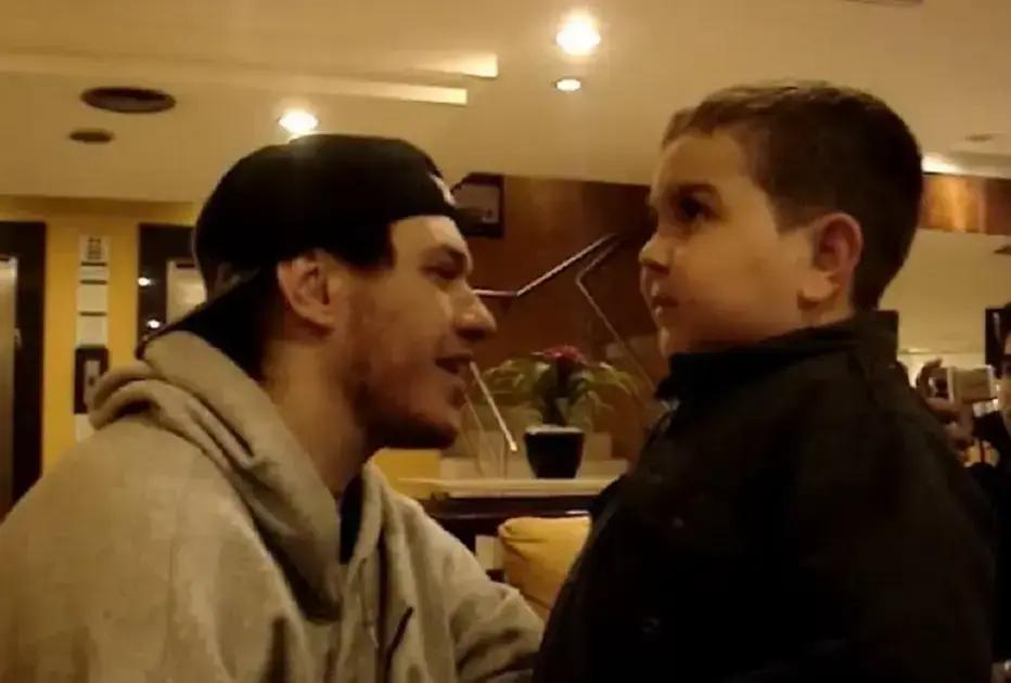 História emocionante de Chorão realizando o sonho de fã cego e sua solidariedade