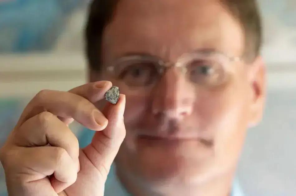 Meteorito mais antigo aponta origem de rocha que cruzou o universo até chegar na Terra