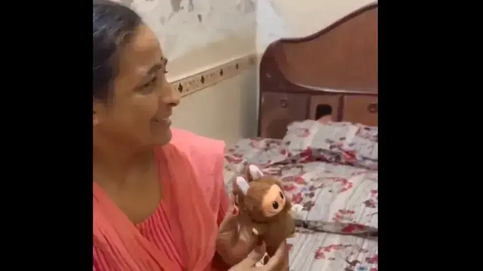 Mulher na Índia viraliza ao acreditar que boneco Labubu é um Deus chinês