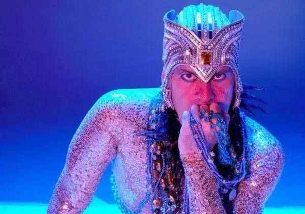 Ney Matogrosso traz show único na cidade com repertório diversificado e figurino criado por renomado estilista