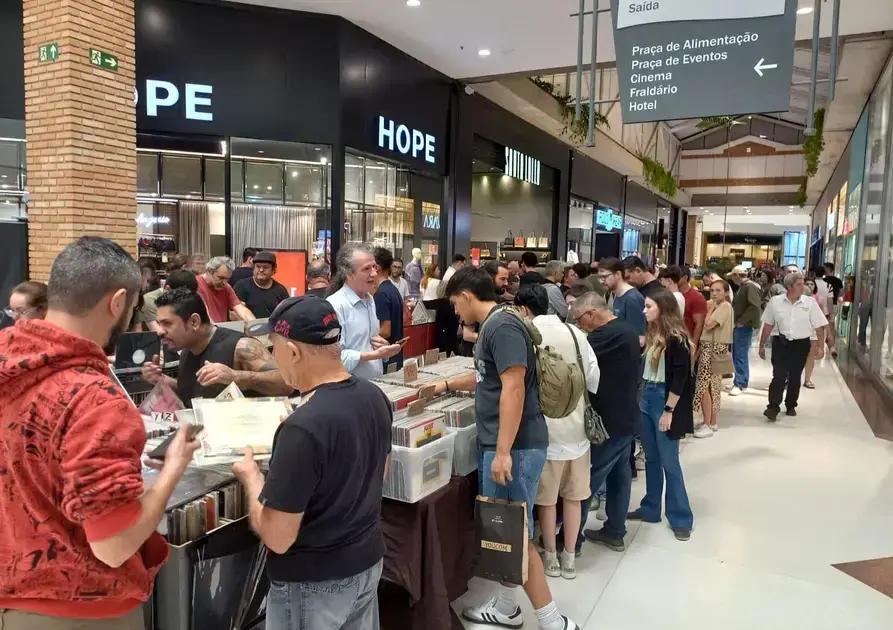 Programação especial no final de semana do Plaza Shopping com feira de discos e oficina para crianças