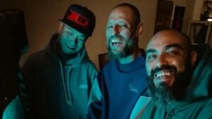 Rap brasileiro retorna após 11 anos com álbum que mistura lirismo, crítica social e estética vintage